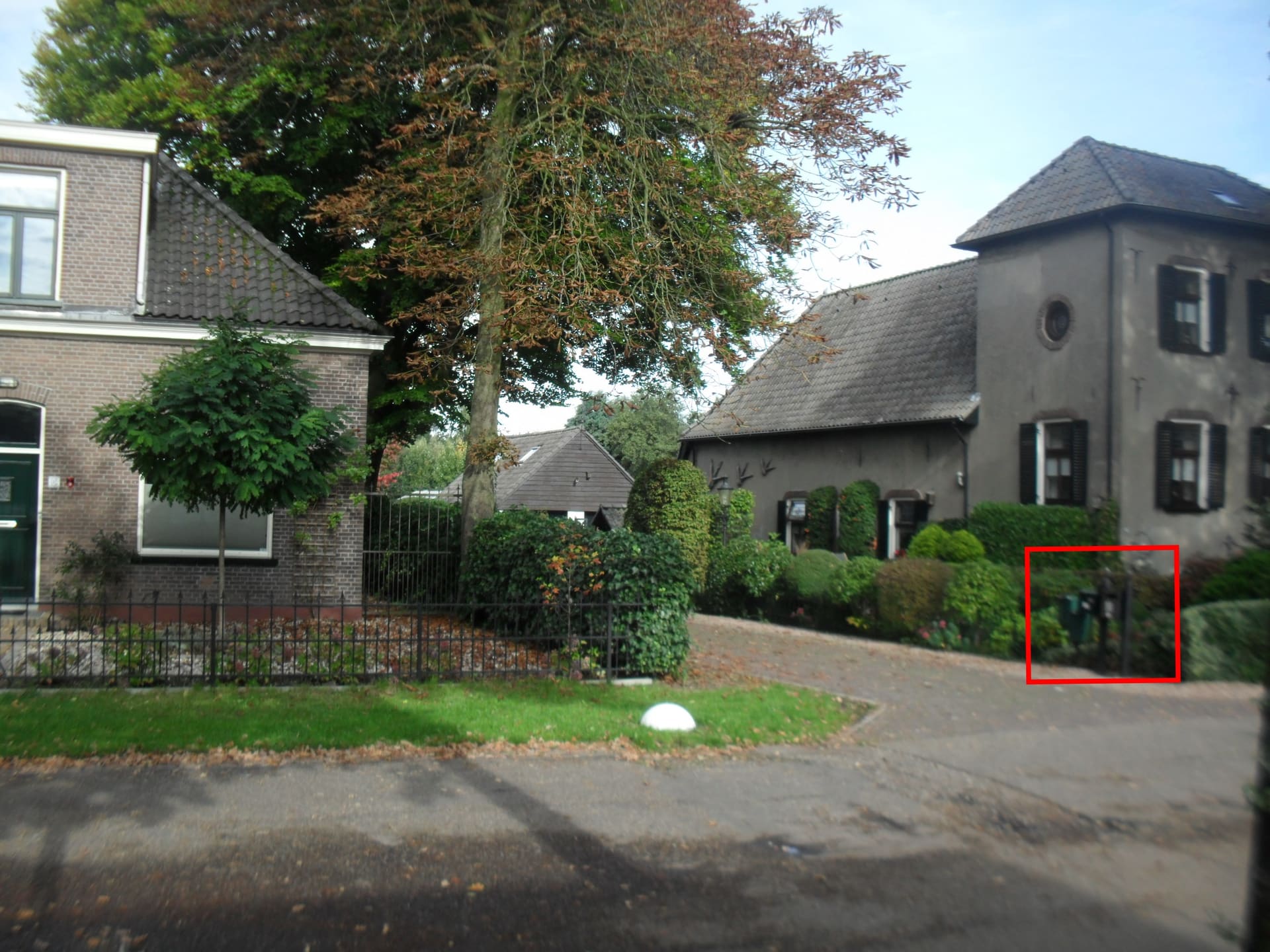 Afslag naar de zijtak van de Dorpsstraat vanuit het noorden