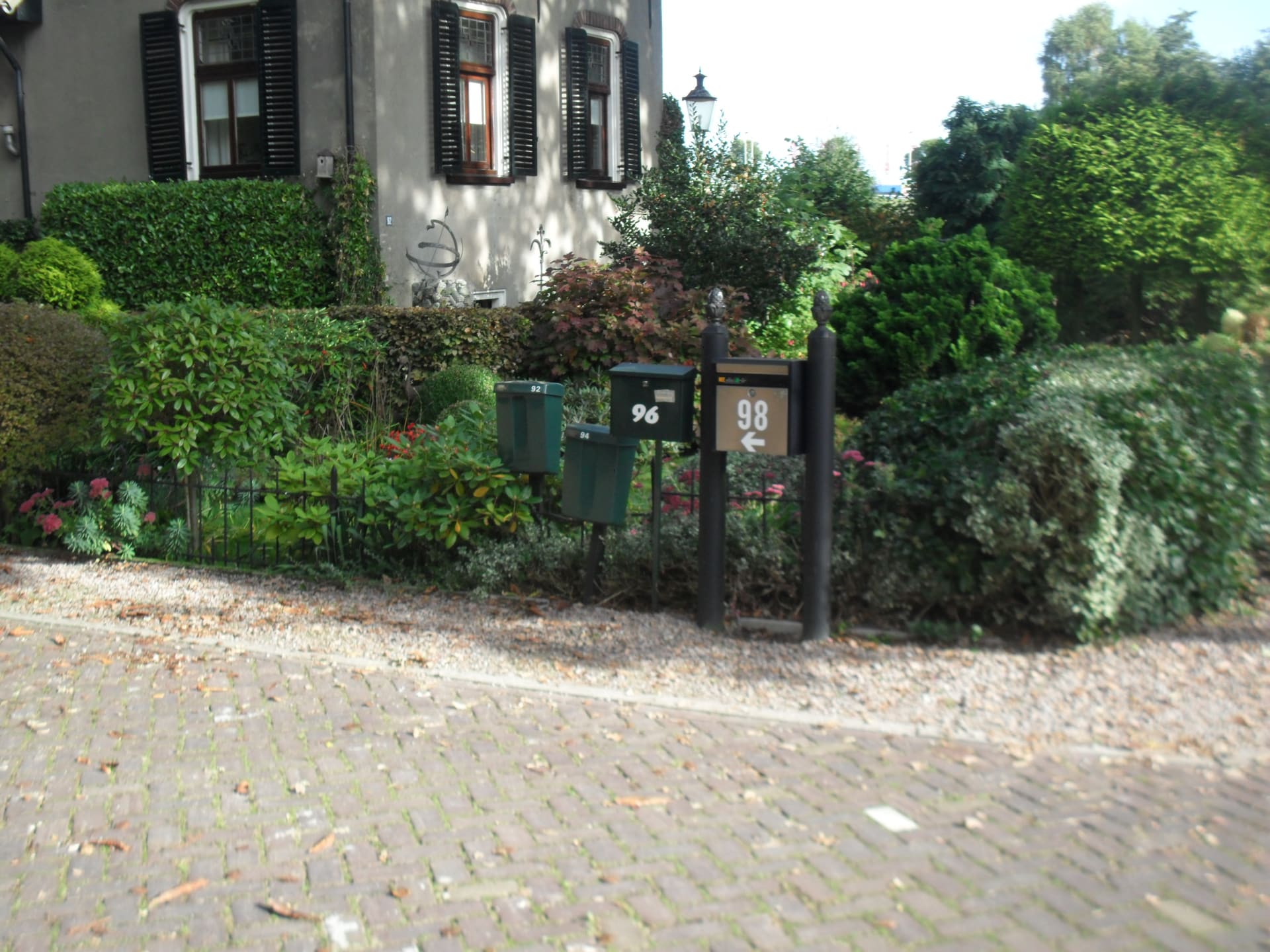 Brievenbussen aan het begin van de zijtak, op één staat 98 met een pijl